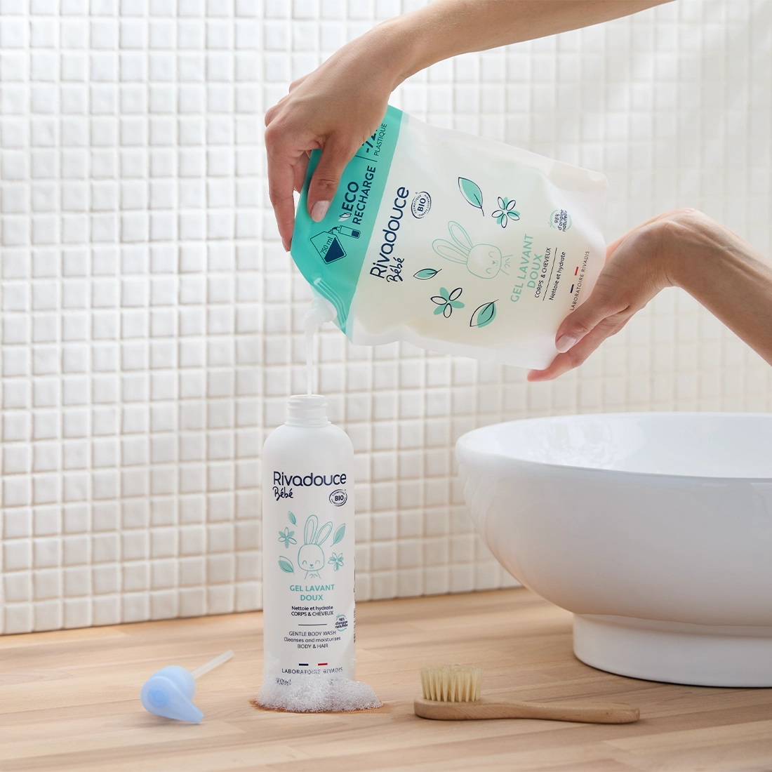 LOT FLACON 500ML + RECHARGE 750ML GEL LAVANT DOUX BEBE image number 0