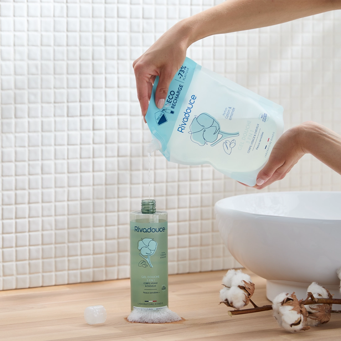 ECO-RECHARGE Shampoing douche Amande & Coton 750ML image number 1